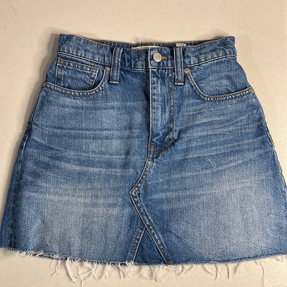 Madewell Rigid Denim A-Line Mini Skirt in Leandra Wash (size 23) - Picture 4 of 8